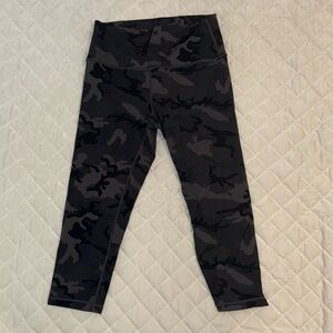Zyia Cropped Camo leggings, size 6-8, good condition